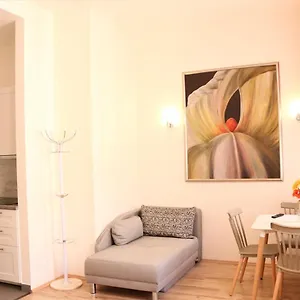https://flowers-apartments.praguehotelsweb.com